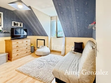ORLEANS SUD, à dix miutes du centre ville, grande maison familiale édifiée sur un jardin clos et arboré de 719 m2 et places de parking intérieur
