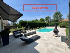 ORLEANS-SUD, à vendre belle maison familiale edifiée sur un beau jardin clos et paysager de 1150 m2 avec piscine, pergola et bar extérieur