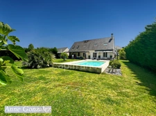 ORLEANS-SUD, for sale beautiful family home built on a beautiful enclosed and landscaped garden of 1150 m2 with swimming pool, pergola and outdoor bar