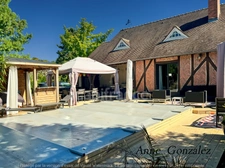 OLIVET, ten minutes from Orléans, in a quiet and privileged area, for sale large character house with enclosed and wooded garden of 1437 m2, swimming pool, jacuzzi, outdoor bar, double garage 
