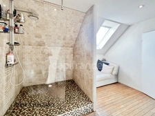 Saint Jean le Blanc, à 5 minutes d'Orleans dans un secteur privilégié et recherché à vendre grande maison familiale de 250 m2, 7 chambres, garage double, jardin clos avec piscine chauffée et abri 