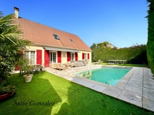 Saint Jean le Blanc, à 5 minutes d'Orleans dans un secteur privilégié et recherché à vendre grande maison familiale de 250 m2, 7 chambres, garage double, jardin clos avec piscine chauffée et abri 