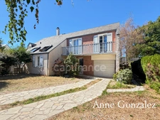 ORLEANS LA SOURCE, aux portes de la Sologne, à vendre maison familiale avec balcon, jardin clos sans vis-àvis et garage + trois places de parking