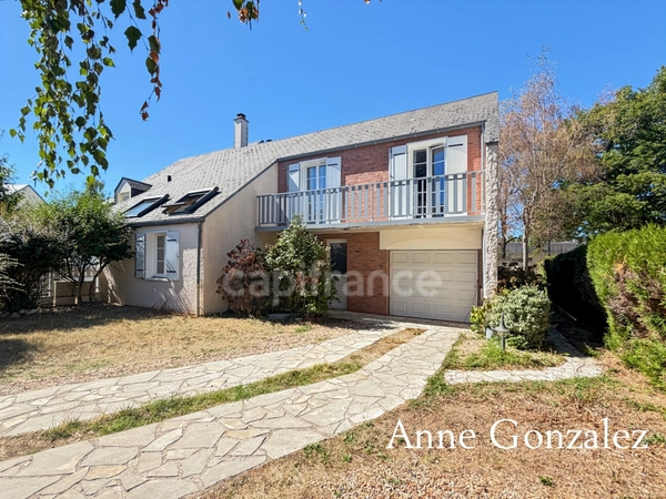 ORLEANS LA SOURCE, aux portes de la Sologne, à vendre maison familiale avec balcon, jardin clos sans vis-àvis et garage + trois places de parking