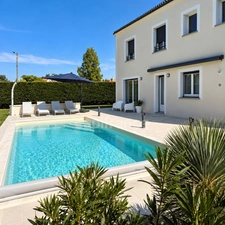 ORLEANS-SUD, à vendre belle maison familiale édifiée sur un beau jardin clos et paysager de 1130 m2 avec piscine, salle à manger extérieur, garage et places de parking