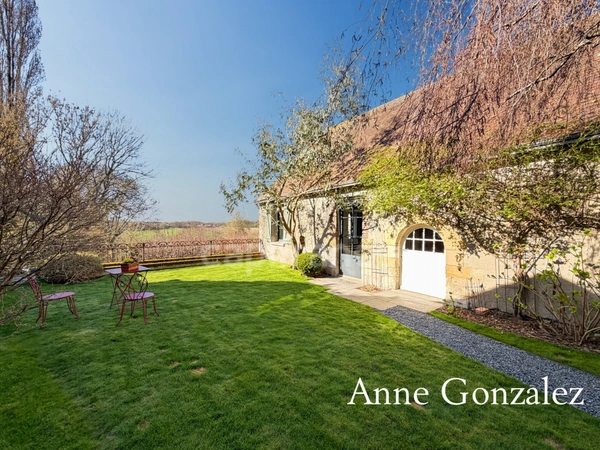Superbe Maison Bourgeoise rénovée à vendre à CHATEAUNEUF SUR LOIRE centre ville immédiat, parc arboré de 1600m2 à la vue dégagée, dépendance de 90m2 et grand garage 