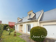 ORLEANS SUD, à dix miutes du centre ville, grande maison familiale édifiée sur un jardin clos et arboré de 719 m2 et places de parking intérieur