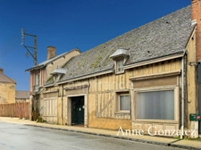 Ensemble immobilier à vendre centre bourg de la LA FERTE SAINT AUBIN : local comercial+appartement à rénover + dépendance + garage et deux places de parking