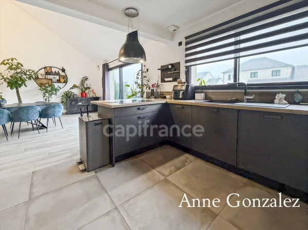 SAINT-DENIS-EN-VAL, à dix minutes d'Orléans à vendre superbe Maison contemporaine avec jardin de 1000m2 sans vis-à-vis, piscine chauffée et garage attenant