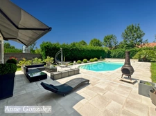 ORLEANS-SUD, for sale beautiful family home built on a beautiful enclosed and landscaped garden of 1150 m2 with swimming pool, pergola and outdoor bar