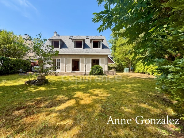 ORLEANS à l'Orée de Sologne, à vendre belle maison familiale avec jardin clos et arboré sans vis à vis et garage attenant