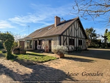 OLIVET, ten minutes from Orléans, in a quiet and privileged area, for sale large character house with enclosed and wooded garden of 1437 m2, swimming pool, jacuzzi, outdoor bar, double garage 