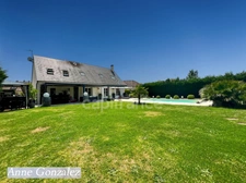 ORLEANS-SUD, for sale beautiful family home built on a beautiful enclosed and landscaped garden of 1150 m2 with swimming pool, pergola and outdoor bar