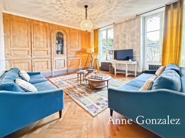 Superbe Maison Bourgeoise rénovée à vendre à CHATEAUNEUF SUR LOIRE centre ville immédiat, parc arboré de 1600m2 à la vue dégagée, dépendance de 90m2 et grand garage 