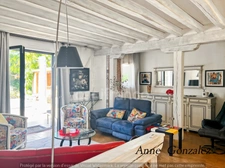 OLIVET, ten minutes from Orléans, in a quiet and privileged area, for sale large character house with enclosed and wooded garden of 1437 m2, swimming pool, jacuzzi, outdoor bar, double garage 