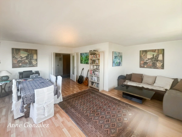 OLIVET Centre, à vendre au troisième et dernier étage avec ascenceur d'une Résidence sécurisée et calme, grand appartement lumineux avec 4 chambres, terrasse, deux places de parking et une cave