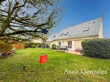 ORLEANS SUD, à dix miutes du centre ville, grande maison familiale édifiée sur un jardin clos et arboré de 719 m2 et places de parking intérieur