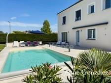 ORLEANS-SOUTH, for sale: beautiful family home built on a lovely enclosed and landscaped garden of 1130 m2 with swimming pool, outdoor dining area, garage and parking spaces