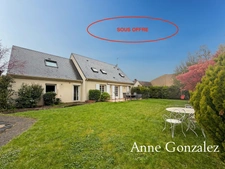 ORLEANS SUD, à dix miutes du centre ville, grande maison familiale édifiée sur un jardin clos et arboré de 719 m2 et places de parking intérieur