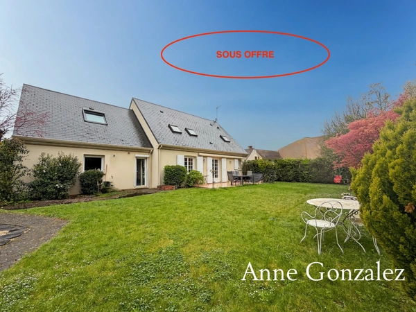 ORLEANS SUD, à dix miutes du centre ville, grande maison familiale édifiée sur un jardin clos et arboré de 719 m2 et places de parking intérieur