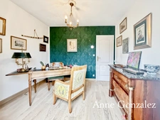 ORLEANS SUD, à dix miutes du centre ville, grande maison familiale édifiée sur un jardin clos et arboré de 719 m2 et places de parking intérieur