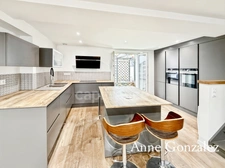 ORLEANS Coeur de ville entre bords de Loire et Halles Châtelet, à vendre superbe maison rénovée avec qualité : pièce de réception de 75 m2, cuisine ouverte récente, quatre chambres et terrasse 12,50 m