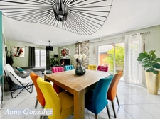 ORLEANS-SUD, for sale beautiful family home built on a beautiful enclosed and landscaped garden of 1150 m2 with swimming pool, pergola and outdoor bar