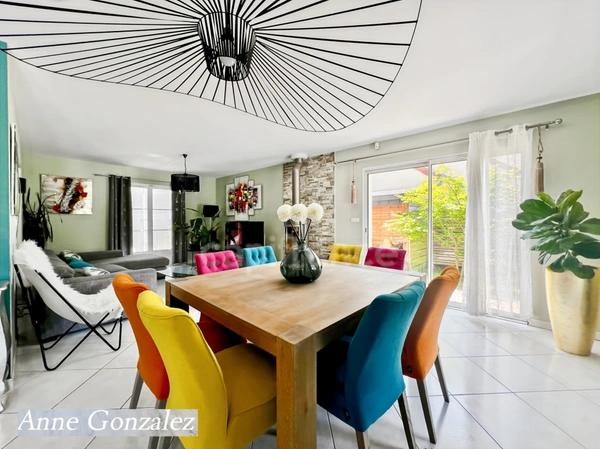 ORLEANS-SUD, à vendre belle maison familiale edifiée sur un beau jardin clos et paysager de 1150 m2 avec piscine, pergola et bar extérieur