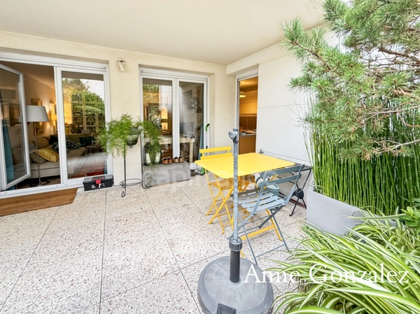 ORLEANS CENTRE derrière la médiathèque et proche de la gara à vendre el appartement T3 avec terrasse, jardin privatif clos et arboré et une place de parking sécurisé
