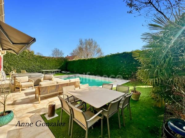 Saint Jean le Blanc, à 5 minutes d'Orleans dans un secteur privilégié et recherché à vendre grande maison familiale de 250 m2, 7 chambres, garage double, jardin clos avec piscine chauffée et abri 