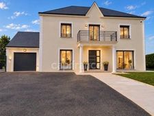 ORLEANS-SUD, à vendre belle maison familiale édifiée sur un beau jardin clos et paysager de 1130 m2 avec piscine, salle à manger extérieur, garage et places de parking