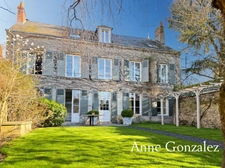 Superbe Maison Bourgeoise rénovée à vendre à CHATEAUNEUF SUR LOIRE centre ville immédiat, parc arboré de 1600m2 à la vue dégagée, dépendance de 90m2 et grand garage 