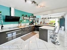 ORLEANS-SUD, for sale beautiful family home built on a beautiful enclosed and landscaped garden of 1150 m2 with swimming pool, pergola and outdoor bar