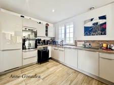 Saint Jean le Blanc, à 5 minutes d'Orleans dans un secteur privilégié et recherché à vendre grande maison familiale de 250 m2, 7 chambres, garage double, jardin clos avec piscine chauffée et abri 