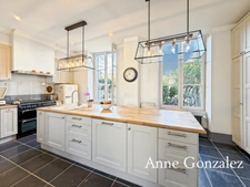Superbe Maison Bourgeoise rénovée à vendre à CHATEAUNEUF SUR LOIRE centre ville immédiat, parc arboré de 1600m2 à la vue dégagée, dépendance de 90m2 et grand garage 