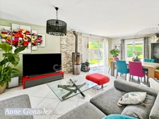 ORLEANS-SUD, for sale beautiful family home built on a beautiful enclosed and landscaped garden of 1150 m2 with swimming pool, pergola and outdoor bar