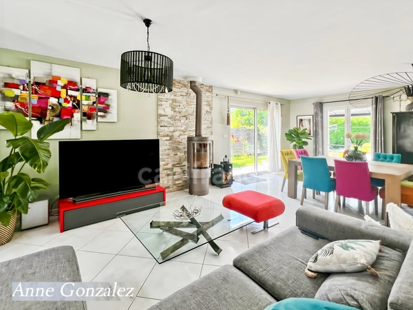 ORLEANS-SUD, à vendre belle maison familiale edifiée sur un beau jardin clos et paysager de 1150 m2 avec piscine, pergola et bar extérieur