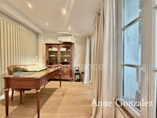 ORLEANS City center between historic center and Loire riverbanks, for sale superb renovated 4-room apartment with private interior patio