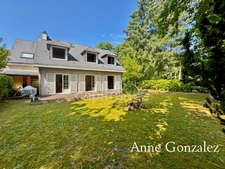 ORLEANS, on the edge of the Sologne region, for sale: beautiful family home with enclosed, wooded garden offering complete privacy and an attached garage