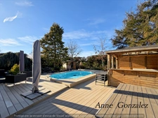 OLIVET, ten minutes from Orléans, in a quiet and privileged area, for sale large character house with enclosed and wooded garden of 1437 m2, swimming pool, jacuzzi, outdoor bar, double garage 