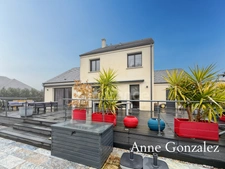 SAINT-DENIS-EN-VAL, ten minutes from Orléans, for sale: superb contemporary house with a 1000m² garden offering complete privacy, a heated swimming pool, and an attached garage.