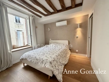 ORLEANS City center between historic center and Loire riverbanks, for sale superb renovated 4-room apartment with private interior patio