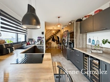 SAINT-DENIS-EN-VAL, ten minutes from Orléans, for sale: superb contemporary house with a 1000m² garden offering complete privacy, a heated swimming pool, and an attached garage.