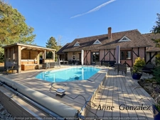 OLIVET, à dix minutes d'Orléans, dans un quartiet calme et privilégié, à vendre grande Maison de Caractère avec jardin clos et arboré de 1437 m2, piscine, jacuzzi, bar extérieur, garage double 