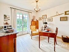 ORLEANS SUD, à dix miutes du centre ville, grande maison familiale édifiée sur un jardin clos et arboré de 719 m2 et places de parking intérieur