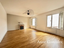 ORLEANS proche rue Royale, à vendre superbe Appartement T4 entièrment rénové dans belle petite copropriété avec peu de charges et aucun travaux à prévoir. 