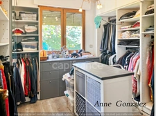 OLIVET, ten minutes from Orléans, in a quiet and privileged area, for sale large character house with enclosed and wooded garden of 1437 m2, swimming pool, jacuzzi, outdoor bar, double garage 