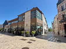 ORLEANS Coeur de ville entre bords de Loire et Halles Châtelet, à vendre superbe maison rénovée avec qualité : pièce de réception de 75 m2, cuisine ouverte récente, quatre chambres et terrasse 12,50 m