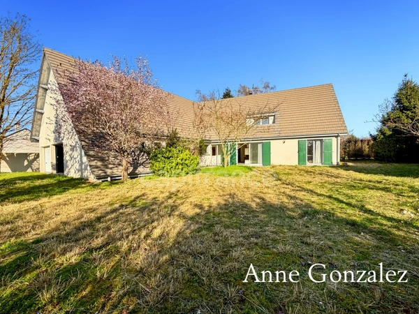 OLIVET SUD, à vendre grande Maison familiale de 240m2 édifiée sur un jardin de 1100 m2 et garage double attenant