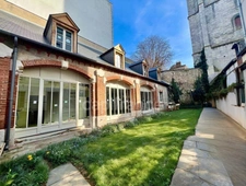 ORLEANS Coeur de ville, dans petite copropriété, charmante Maison de ville en cours de rénovation, jardin de 90m²